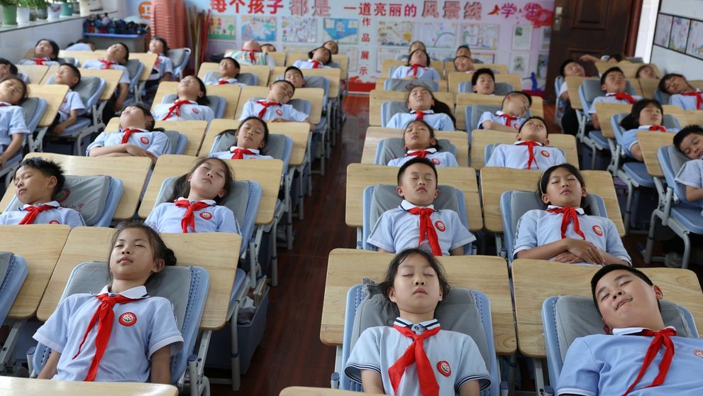 La noi elevii învață „pe repede-înainte” în două schimburi, în China au și timp de un pui de somn la școală. Imaginile cu școlarii care dorm în bănci au devenit din nou virale
