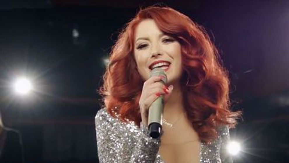 Elena Gheorghe isi expune corpul perfect intr-un costum de baie miniscul. Cum arata cantareata