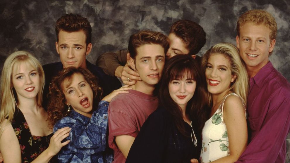 Beverly Hills, 90210, serialul care ne-a făcut să visăm la o viață ca afară. Noi spărgeam semințe la bloc, Dylan și Brenda mergeau la petreceri pe plajă în mașini decapotabile