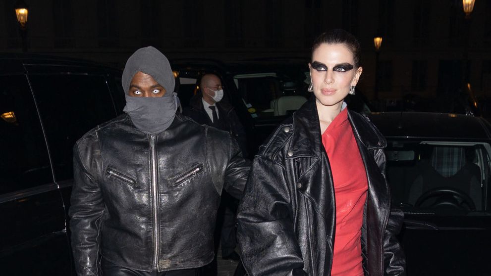 Julia Fox, fosta iubită a lui Kanye West, a dezvăluit că s-a simțit ca o „maimuță de la circ” din cauza ținutelor pe care rapperul o obliga să le poarte! Ce mărturisiri șocante a făcut actrița în cartea sa
