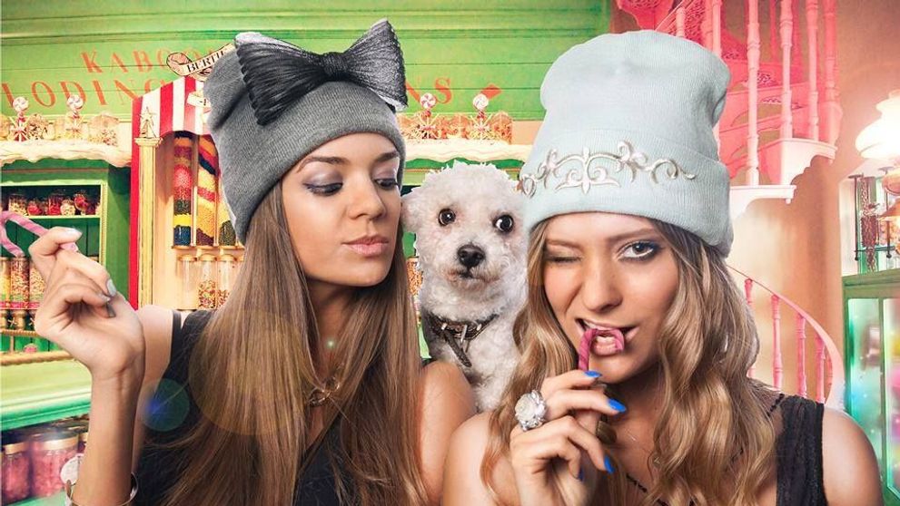 Una mai sexy ca cealalta. Sora Deliei Matache pozeaza provocator in costum de baie