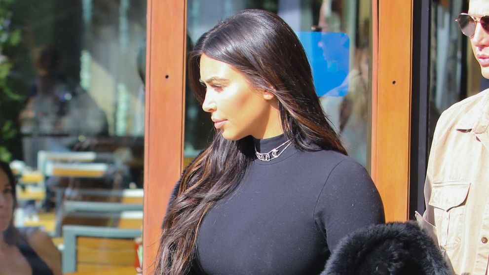 Forme neincapatoare pentru un costum mult prea mic. Kim Kardashian, aparitie publica la 13 saptamani de la nastere