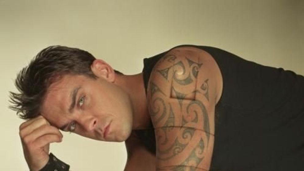 Robbie Williams, pe jumatate dezbracat, stand pe videochat cu straini. Un clip excentric