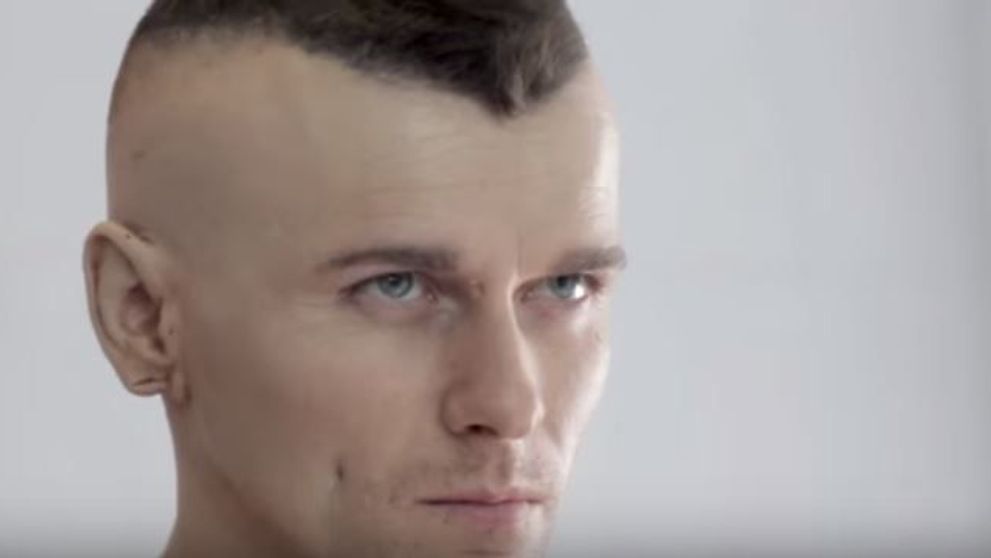 Pare un tip obisnuit, dar ascunde un secret infiorator pentru unii. Detaliul de pe corpul lui care nu trece neobservat