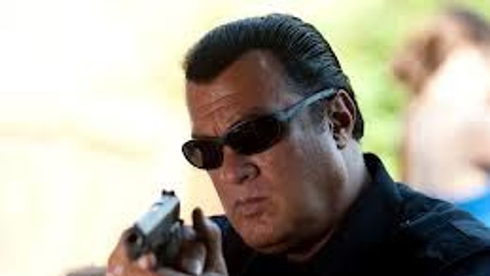 Steven Seagal, asa cum nu l-ai vazut niciodata in filme. Clipul care i-ar putea strica imaginea de dur