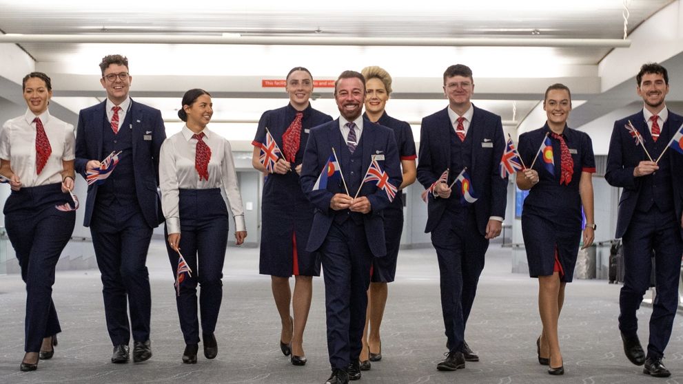 O companie aeriană a introdus uniforma pentru persoanele non-binare. Bărbații pot purta rochii, iar femeile salopete