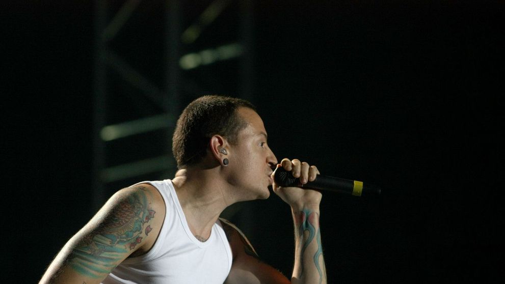Opreste traficul si este usor de inteles de ce. Un barbat i-a adus un omagiu lui Chester Bennington de la Linkin Park