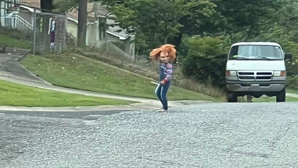 Băiatul de 5 ani care și-a terorizat vecinii îmbrăcat în Chucky, păpușa ucigașă