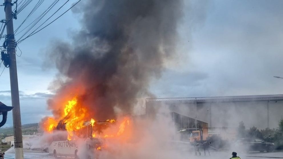 Tragedie în Caraș-Severin! Un autocar în care se aflau 30 de elevi a luat foc: „Din primele cercetări...”