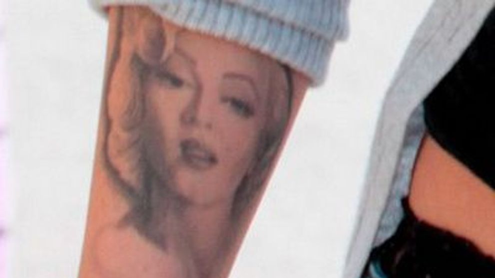 Megan Fox nu mai vrea tatuajul cu Marilyn Monroe! Afla de ce! FOTO