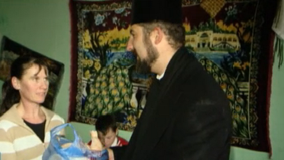 Un preot din Botosani si-a propus sa hraneasca toti sarmanii din sat. 