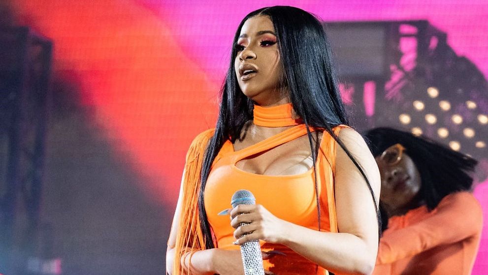 VIDEO Cardi B și-a aruncat peruca de mii de dolari în public. Ce au făcut fanii cu ea