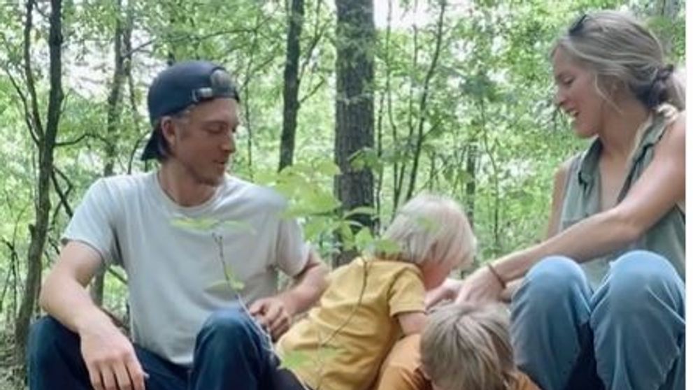 O fostă profesoară trăiește în pădure cu cei trei copii ai ei: ”N-o să-i dau niciodată la școală, să facă teme”