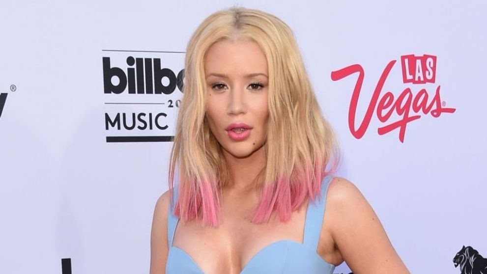 Singura diva care isi iubeste coapsele, chiar daca are celulita. Cum a fost surprinsa la plaja Iggy Azalea
