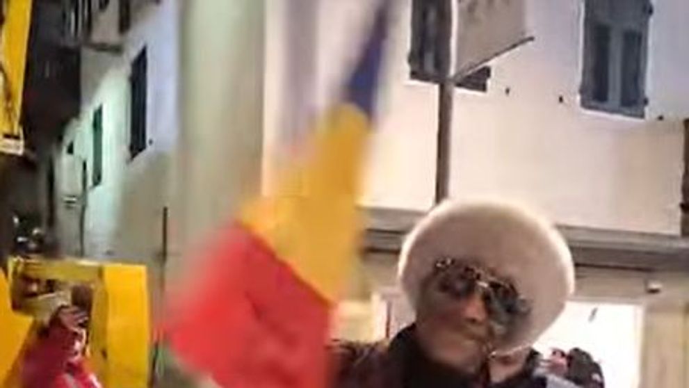 Moment viral la JO 2026: Rapperul american Snoop Dogg a fluturat steagul României. Cum s-a întâmplat: Mi-am dorit să fac ceva amuzant VIDEO