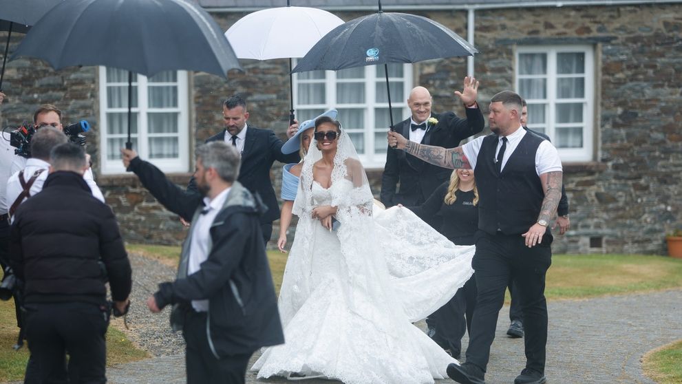 Nunta momentului în Marea Britanie! La doar 16 ani, Venezuela s-a măritat un tânăr de 19 ani, în cadrul unei ceremonii opulente. Sub rochia de mireasă, a purtat papuci de plastic