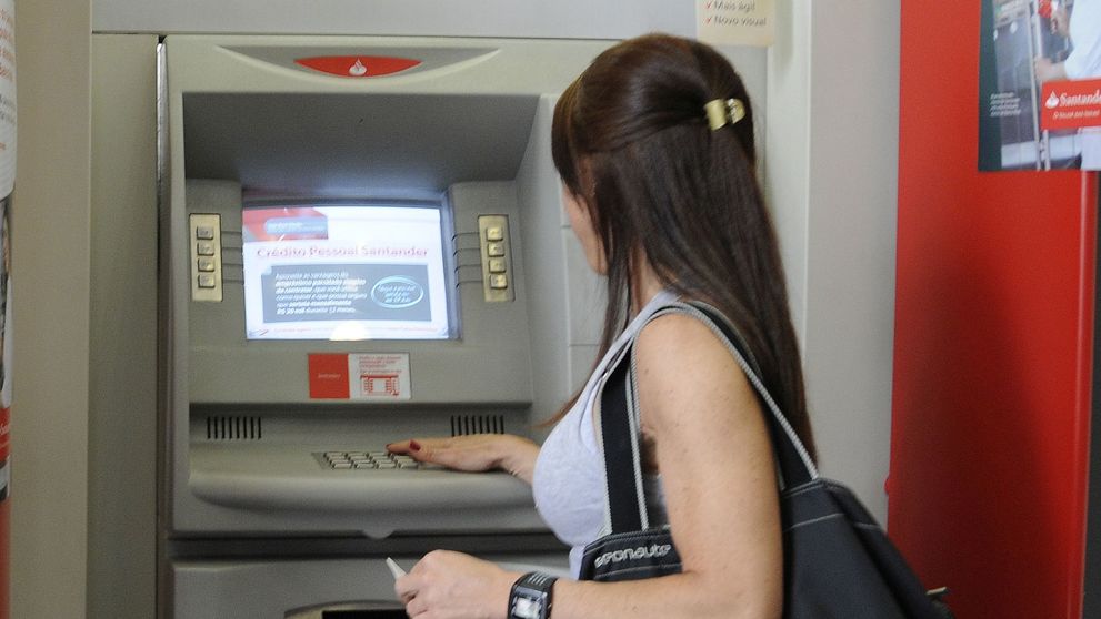Cum a rămas o tânără fără 1.200 de euro în cont după ce a băgat cardul în bancomat: „Gest de bunăvoință”