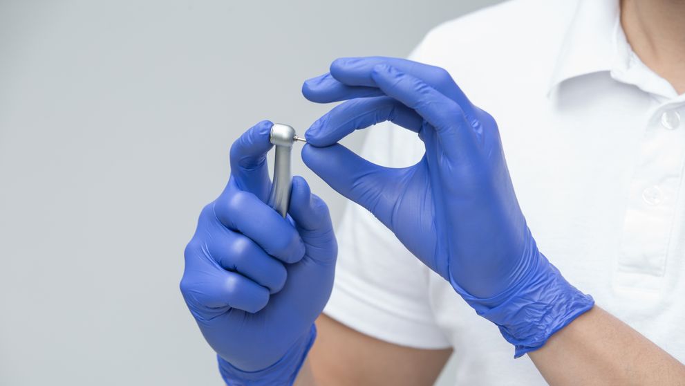 Un dentist din Iași a scăpat o freză metalică în gura unui copil de 5 ani și a încercat să ascundă totul de părinți. Ce a putut să le spună: : „L-au lovit pe spate și am crezut că nu mai respiră”