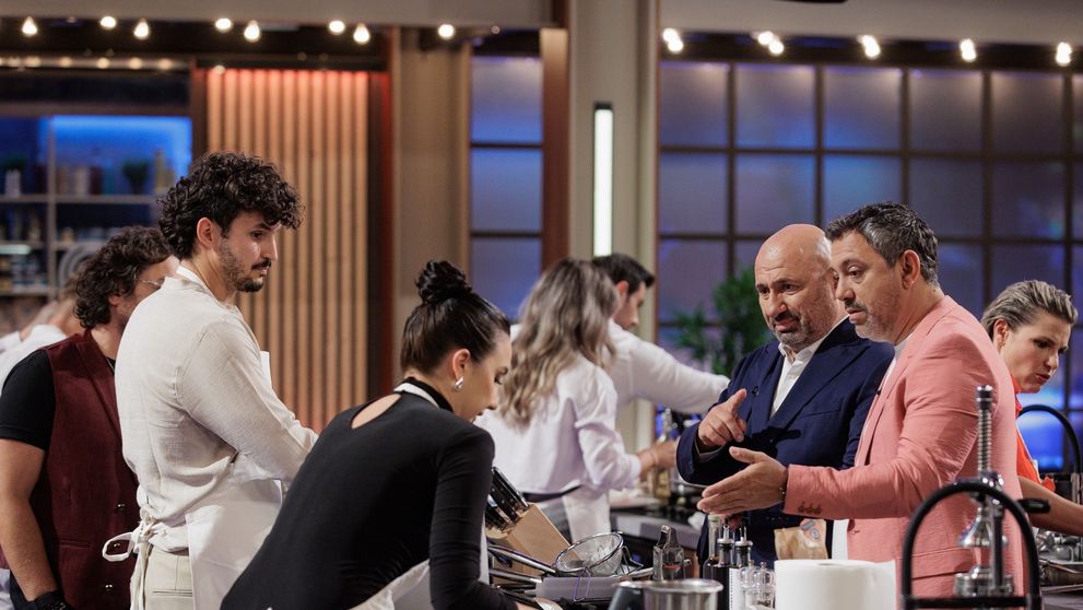 În premieră, chefii îi pun pe doi concurenți în fața unei alegeri dificile: „Mai este un singur loc în semifinala MasterChef România! Vreau să decideți voi cine pleacă și cine rămâne!”