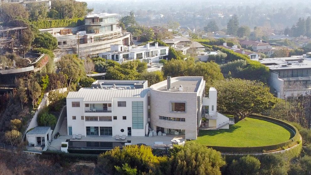 Casa unui superactor de la Hollywood a scăpat ca prin minune de incediul catastrofic din Los Angeles! Locuința din vecinătate a fost complet mistuită de foc FOTO