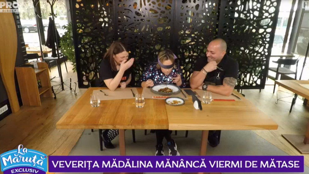 VIDEO Veverița Mădălina mușcă din ce mișcă în farfurie