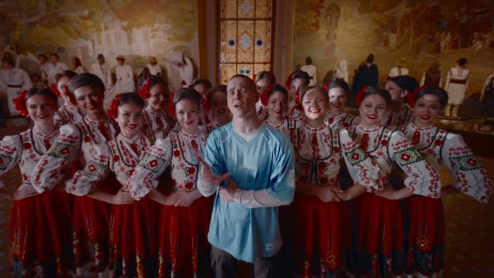 Dansatorii care au făcut furori la Românii au talent apar în noul videoclip „Viva Moldova”, lansat de Satoshi înainte de Eurovision