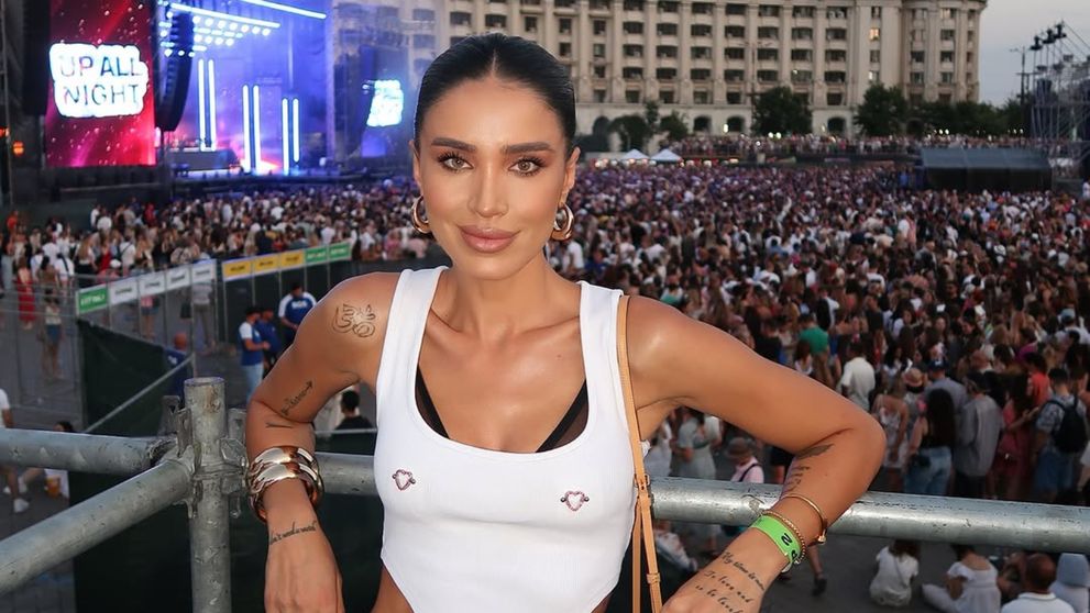Adelina Pestrițu, ținta criticilor în online după ce a publicat o fotografie alături de Jennifer Lopez: „E fake... ai făcut poza asta în AI ca să pari...”