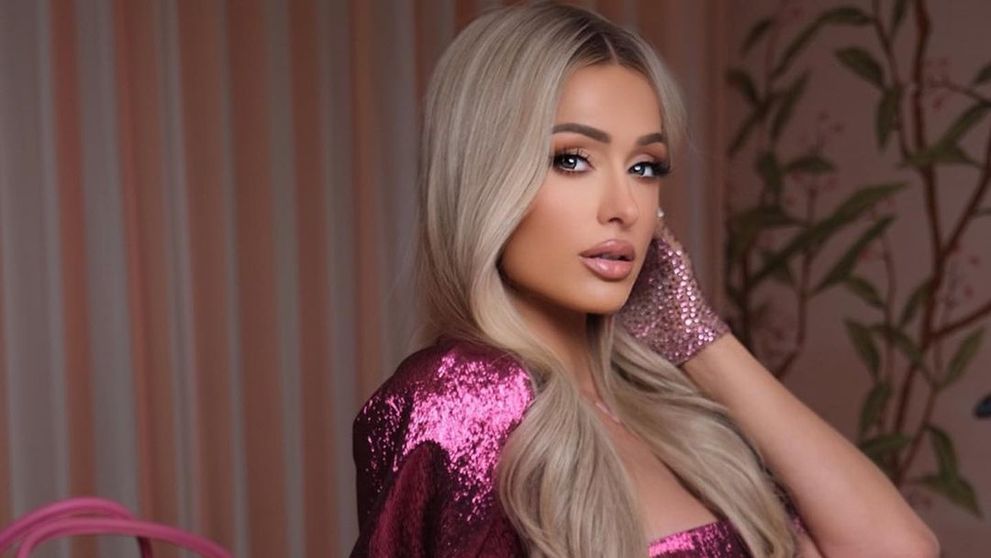 Paris Hilton, cea mai sexy Crăciuniță! Vedeta s-a fotografia în lenjerie intimă roșie lângă brad