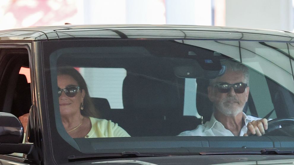Pierce Brosnan, apariție cuceritoare la 73 de ani! Ce frumoasă e soția lui, cu zece ani mai tânără decât el FOTO