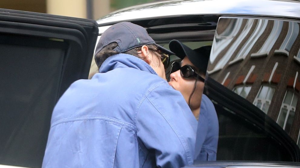 Și-au pus șepci și au încercat să treacă neobservați, dar degeaba! Harry Styles și Zoë Kravitz au fost prinși la plimbare, extrem de apropiați, iar pe degetul ei strălucea un diamant uriaș! S-au logodit în mare secret?! Ar putea fi nunta anului 2026