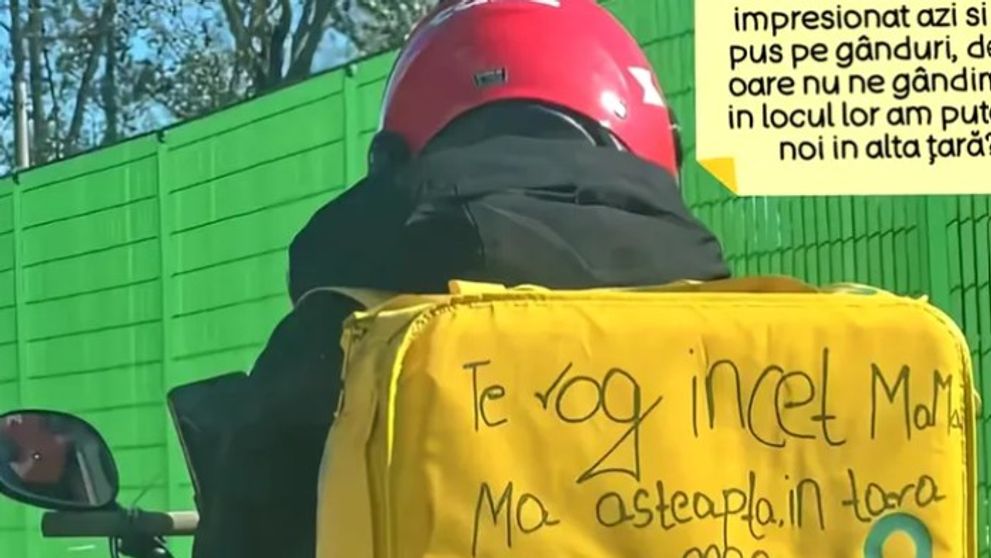 Mesajul scris pe rucsac de către un livrator de la Glovo a devenit viral: „Te rog încet. Mama mă așteaptă în țara mea”
