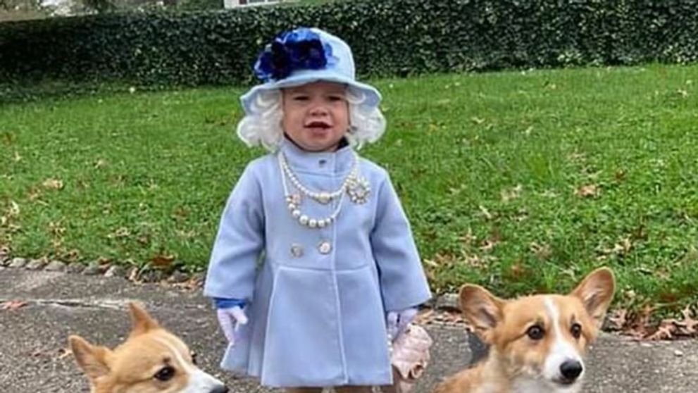 O fetiță de un an a primit o scrisoare de la Casa Regală Britanică, după ce s-a costumat în Regina Elisabeta 