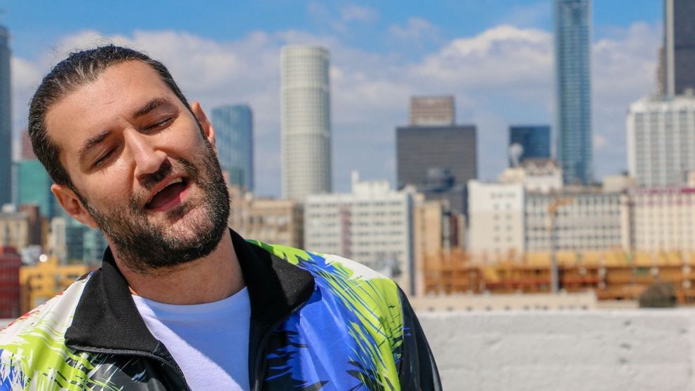 Smiley a lansat prima lui piesă despre nimic, iar în videoclip are un invitat surpriză
