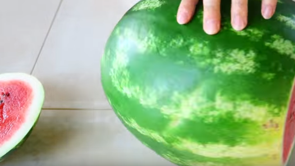 Pepenele verde este desertul preferat al tuturor! Doua metode grozave de a-l taia fara sa faci dezastru in bucatarie