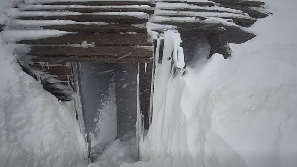 Ninge în România pe 13 mai! Stratul de zăpadă a ajuns la 2 metri în această zonă a țării. FOTO