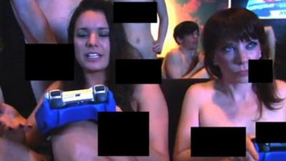 Cea mai NOUA nebunie in State: Petrecerea gamerilor goi! Femei si barbati se joaca in pielea goala! VIDEO