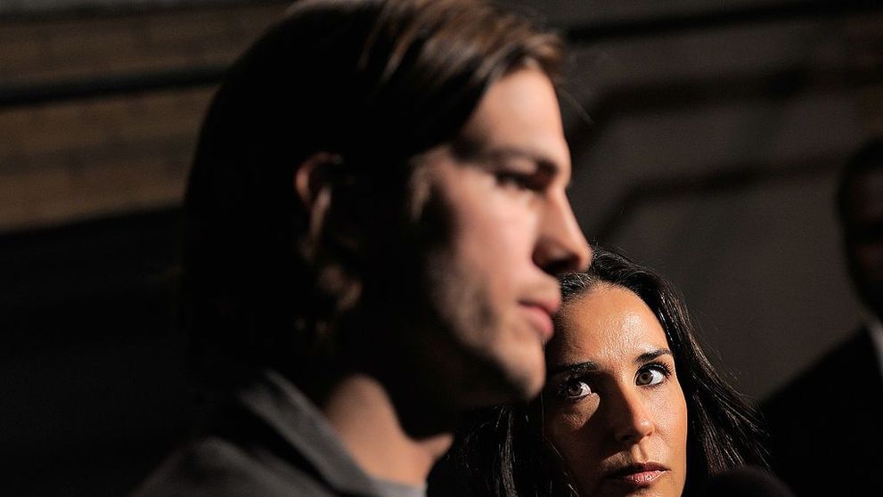 Ashton Kutcher rupe tăcerea. Cum i-a răspuns lui Demi Moore pe contul său de Twitter