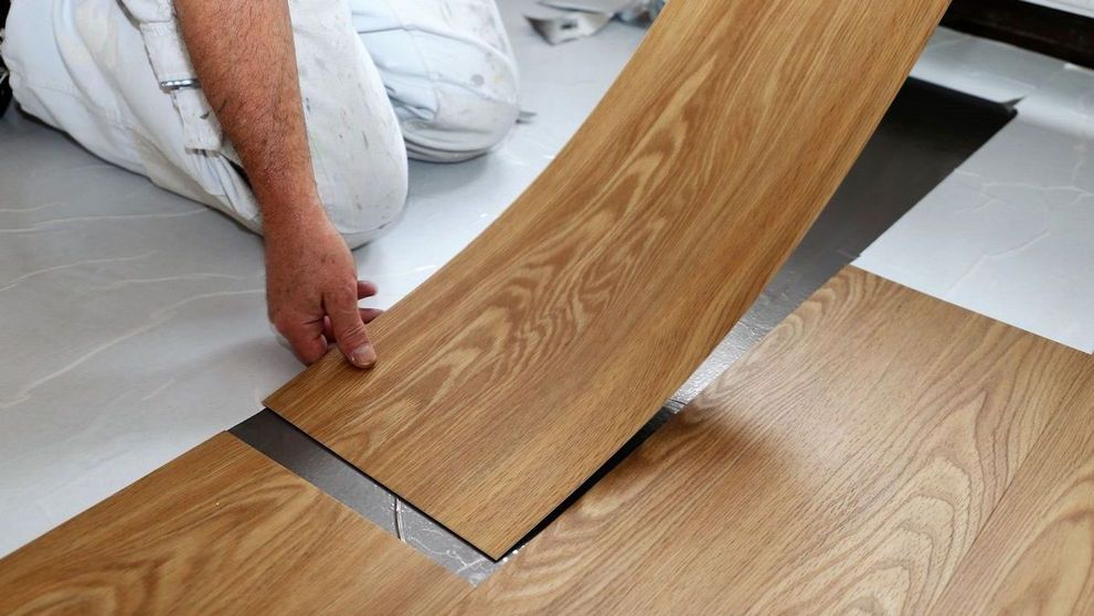 (P) Este bun parchetul din vinil? La ce folosesc pardoselile LVT?