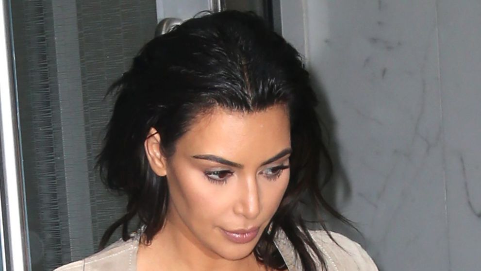 Kim Kardashian, aparitie sexy alaturi de sotul ei. Cum arata vedeta intr-o fusta extrem de scurta