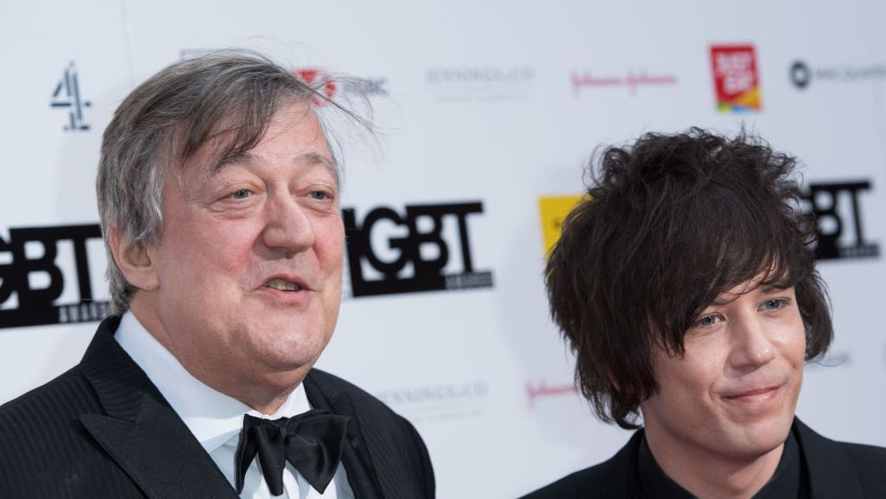 La 67 de ani, Stephen Fry este căsătorit cu Elliot Spencer (36 de ani): ”Mă învață lucruri pe care nu le știu: wrestling, rap...”