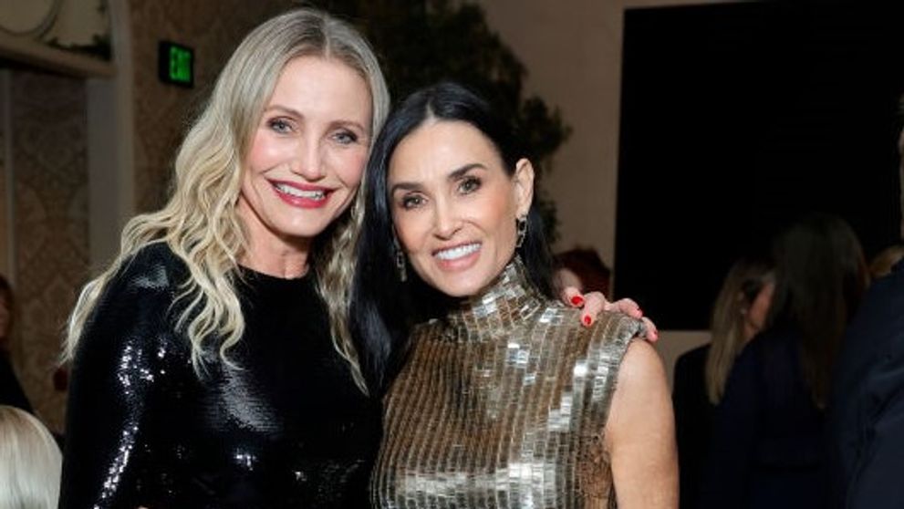După 21 de ani de la lansarea filmului, vedetele din Charlie's Angels s-au reunit la o petrecere în Hollywood. Cameron Diaz și Demi Moore au strălucit, la propriu, în ținute cu paiete