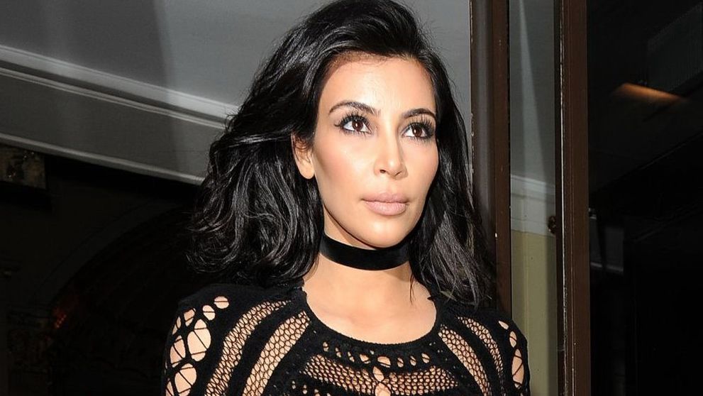 Ea este noua sosie a lui Kim Kardashian. Cum arata bruneta voluptoasa care seamana izbitor cu vedeta