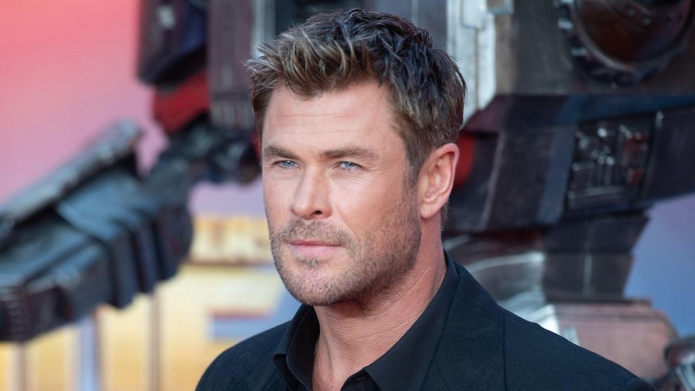 Chris Hemsworth, dezvăluiri din dormitor! Ce face când e alături de soția lui de origine română, Elsa. Fanele vor plânge!
