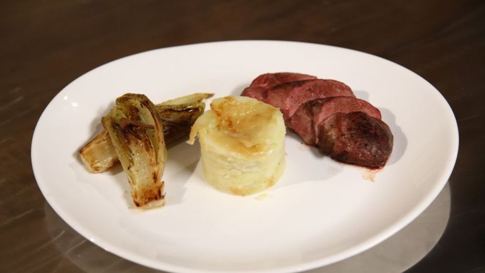 Reteta Tudor-Alexandru Aposteanu: Piept de rata cu andive caramelizate si Dauphinoise
