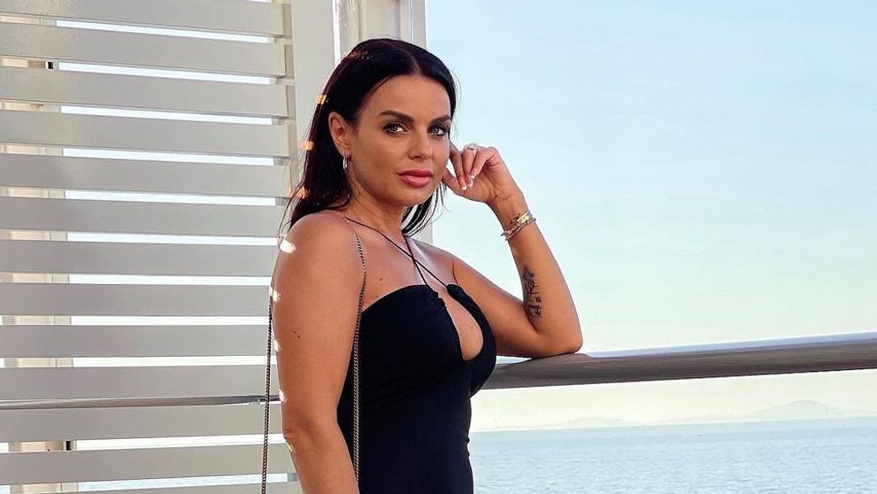 Cătălina Grama, într-o rochie neagră cu decolteu amețitor. Imaginile din vacanță i-au cucerit pe fani