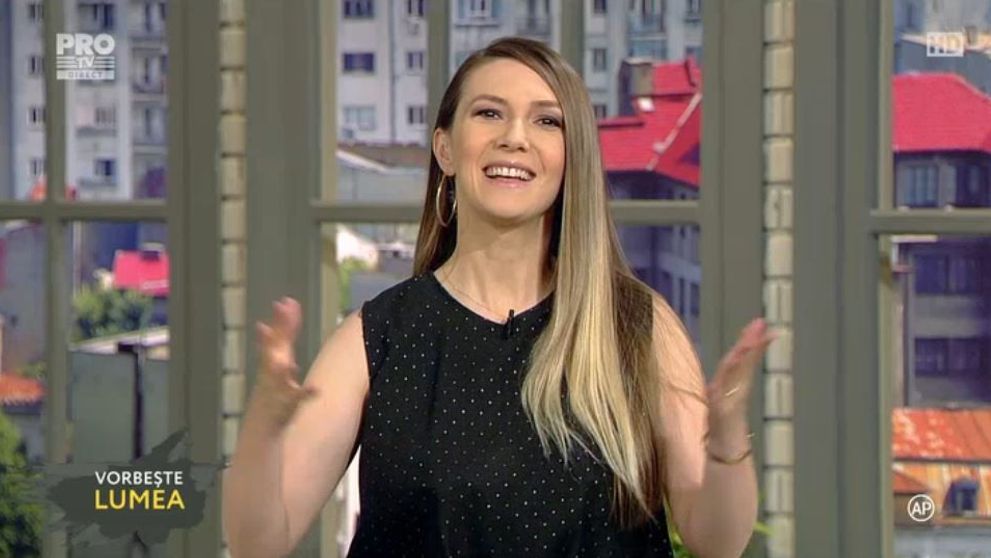 Pare a fi o tinuta de culoare neagra, insa aparitia ei e cu speciala. Perechea de incaltari purtata de Adela Popescu