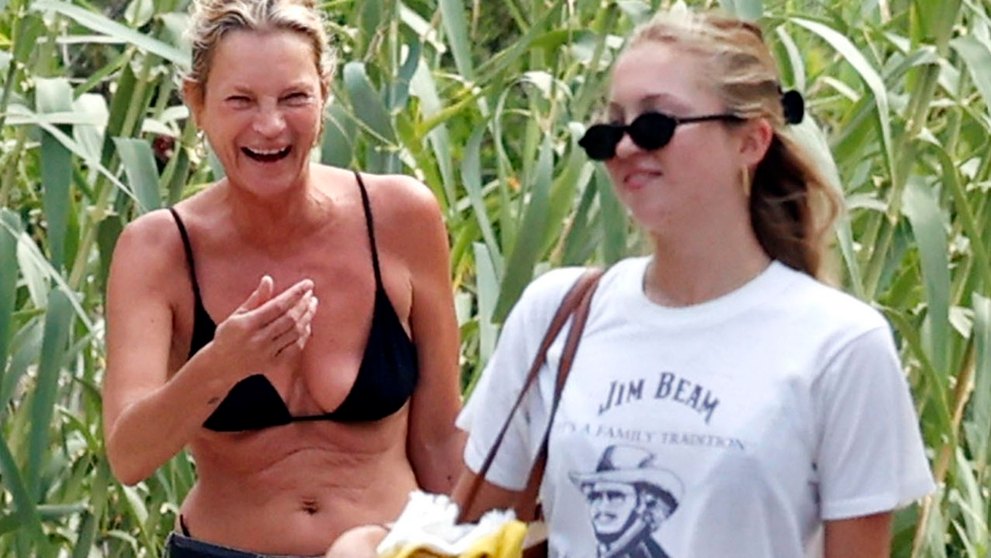 Kate Moss, radiantă și plină de viață la 51 de ani. Cum a fost surprinsă vedeta la plajă, în Ibiza
