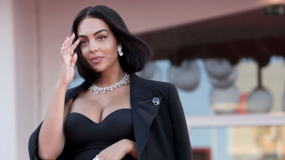 Georgina Rodriguez, schimbare de look și decolteu spectaculos pe covorul roșu de la Veneția