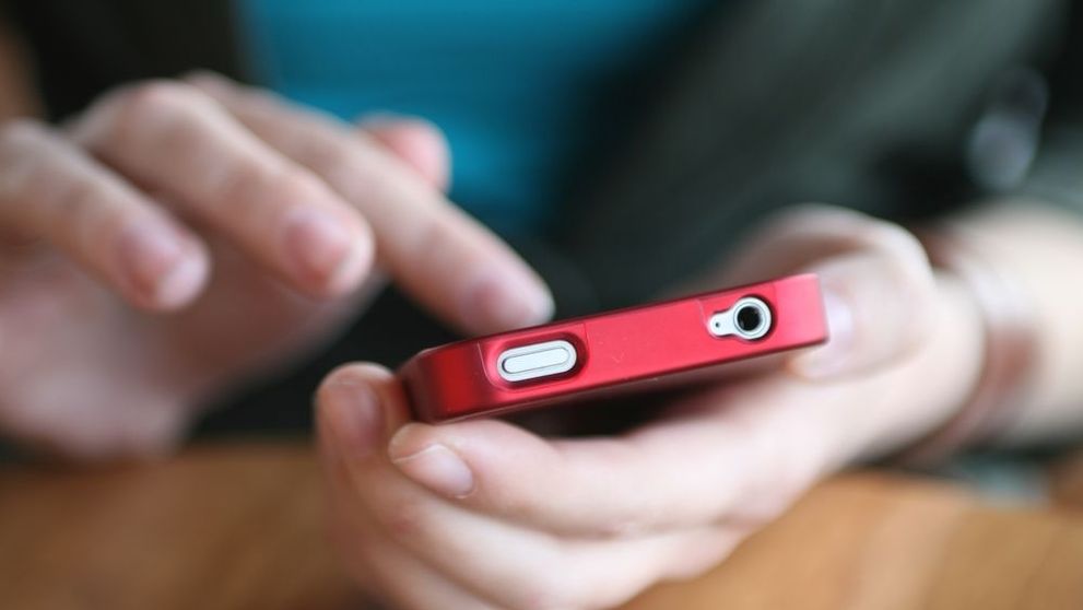 Ca in filme! Trei barbati au facut o gaura intr-un depozit si au fugit cu 240 de smartphone-uri! Nu s-au gandit niciodata ca vor fi prinsi de politisti asa!