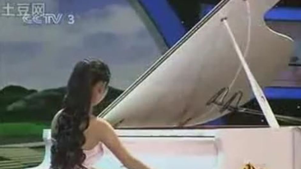 Nu are degete la o mana, dar canta divin la pian! VIDEO